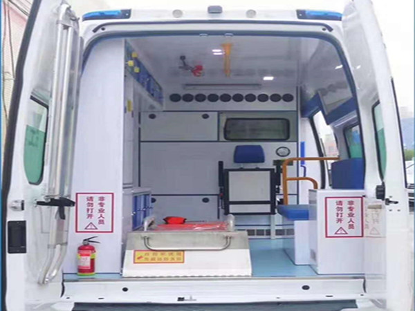 江铃福特V348柴油版监护型救护车